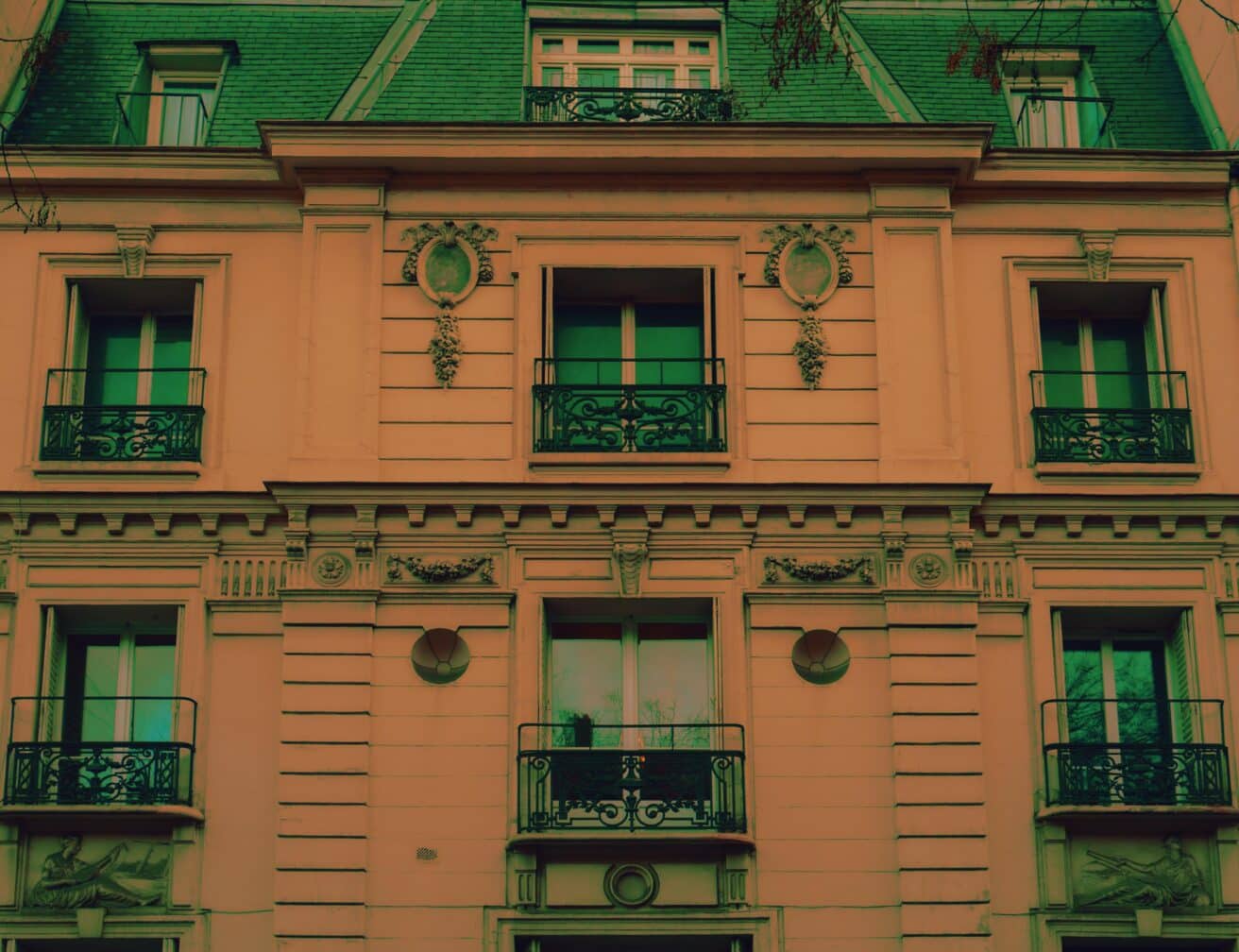 l'agence se situe au second etage d'un un hôtel particulier Paris 17